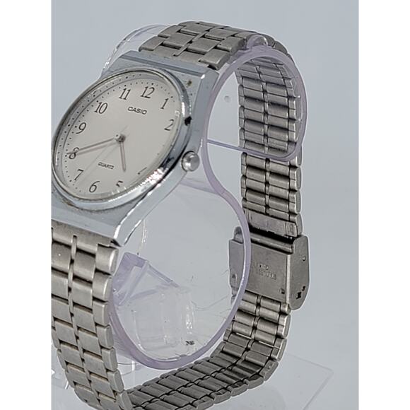 Classic Casio Quartz Stainless Steel Watch - Picture 6 of 8